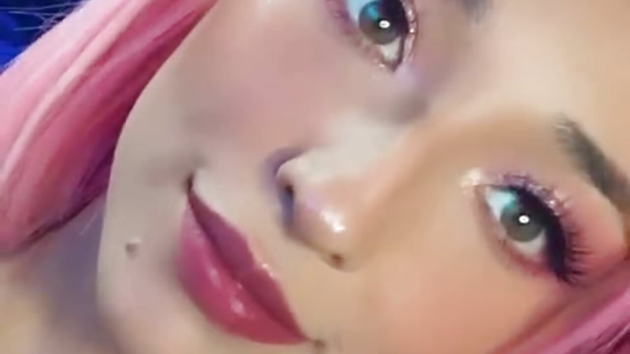 I love listening to music - 視頻由 NickiYoung 主播提供