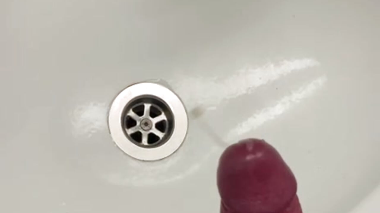 SBORRATA AL LAVORO SCHIZZANDO SULLO SPECCHIO