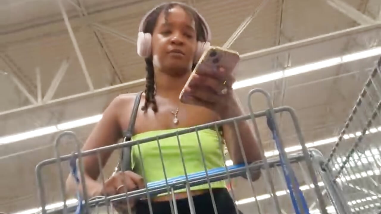IN WALMART WITH MY TOY INSIDE 😈 - DominaLunaLusty主播的视频