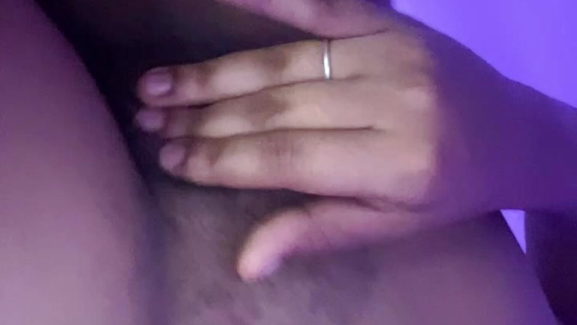 Chatte de près en lumière - video by Amira_bayby cam model