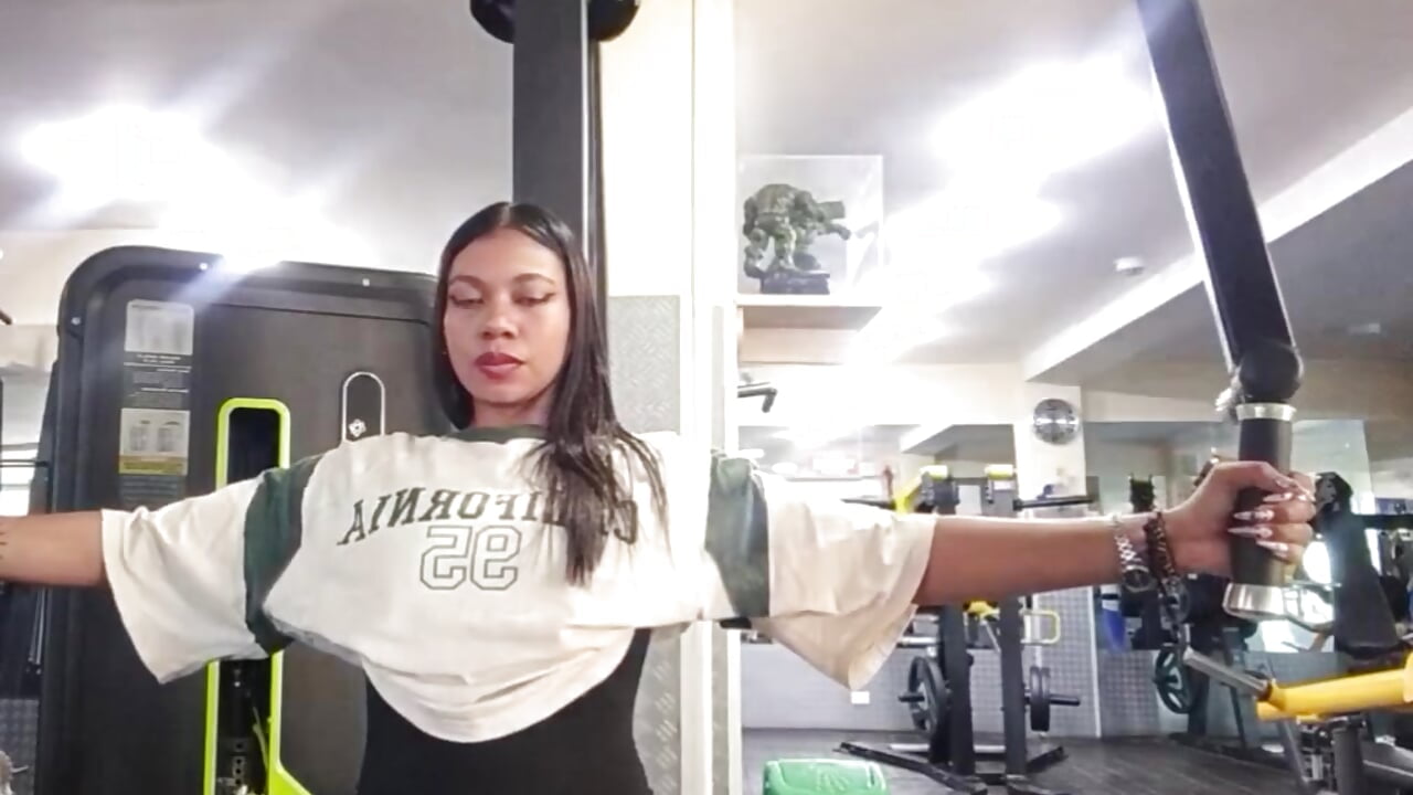 GYM TIME! Today it was arms and chest, yes sir!!! 💪🏽🫁 – video modela na kameri yayacandy