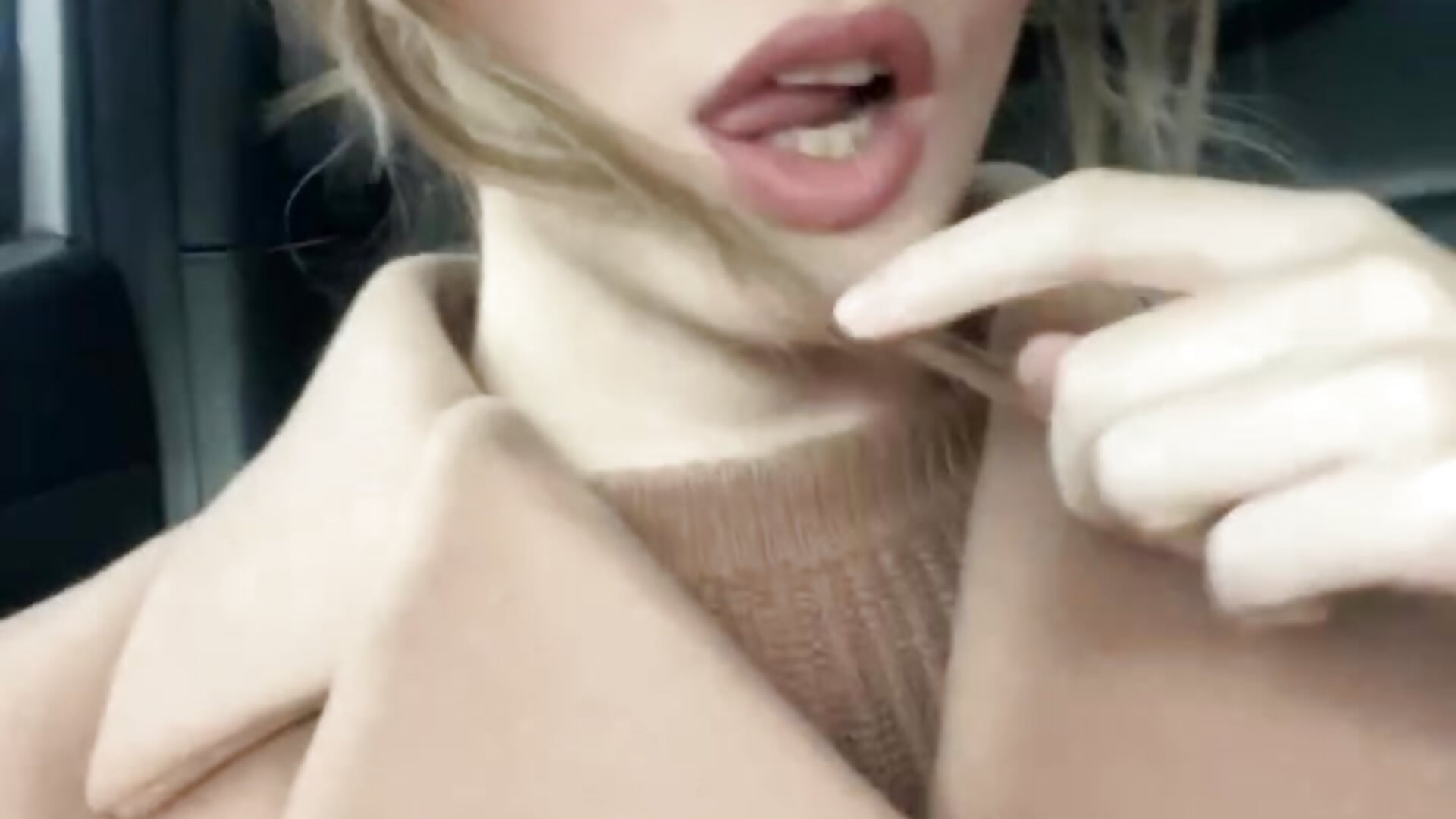 I'm riding in a taxi and the driver sees my unruly mood)) and where did we go next... - วิดีโอโดย Eroticgiftxxx โมเดลแคม