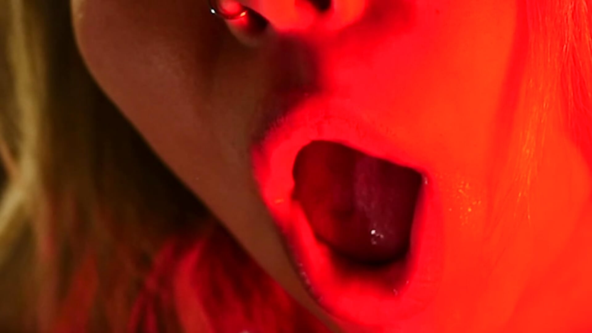 Haciendo lo que mas me calienta CHUPARLA ! Doing what turns me on the most, SUCKING IT! - EmilyZoy主播的视频