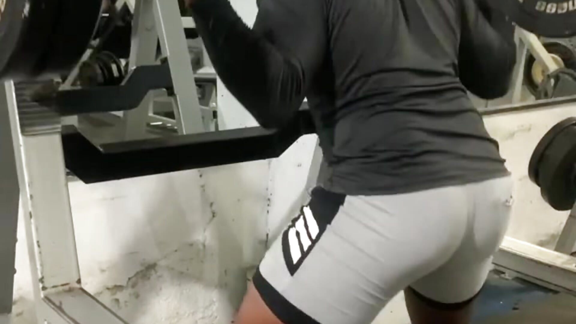Squats 🍑🔥🥵 - video by leandrohurtado69 cam model