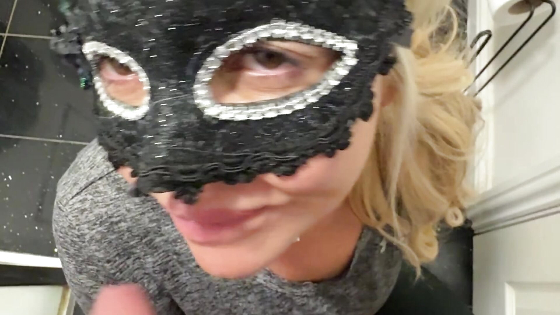 On my knees taking a load in my slutty mouth 💦－カメラキャストのblondewifecindyの動画