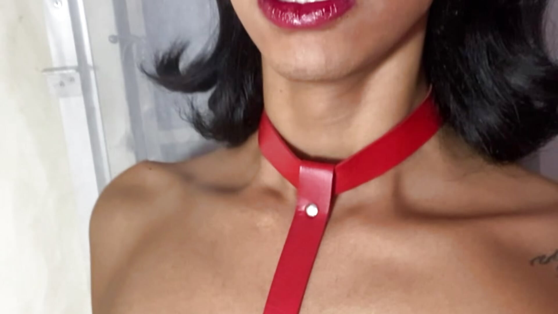 Very red and horny - vídeo de la modelo de cam Mostrona_hairy