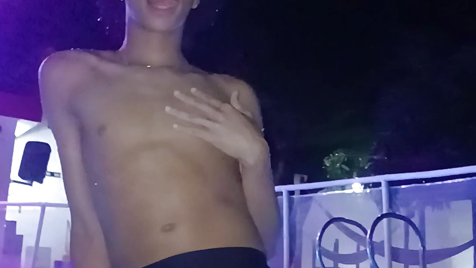 jasper very hot in the pool 🥵😈 – видео вебкам-модели Violet_Dreams_