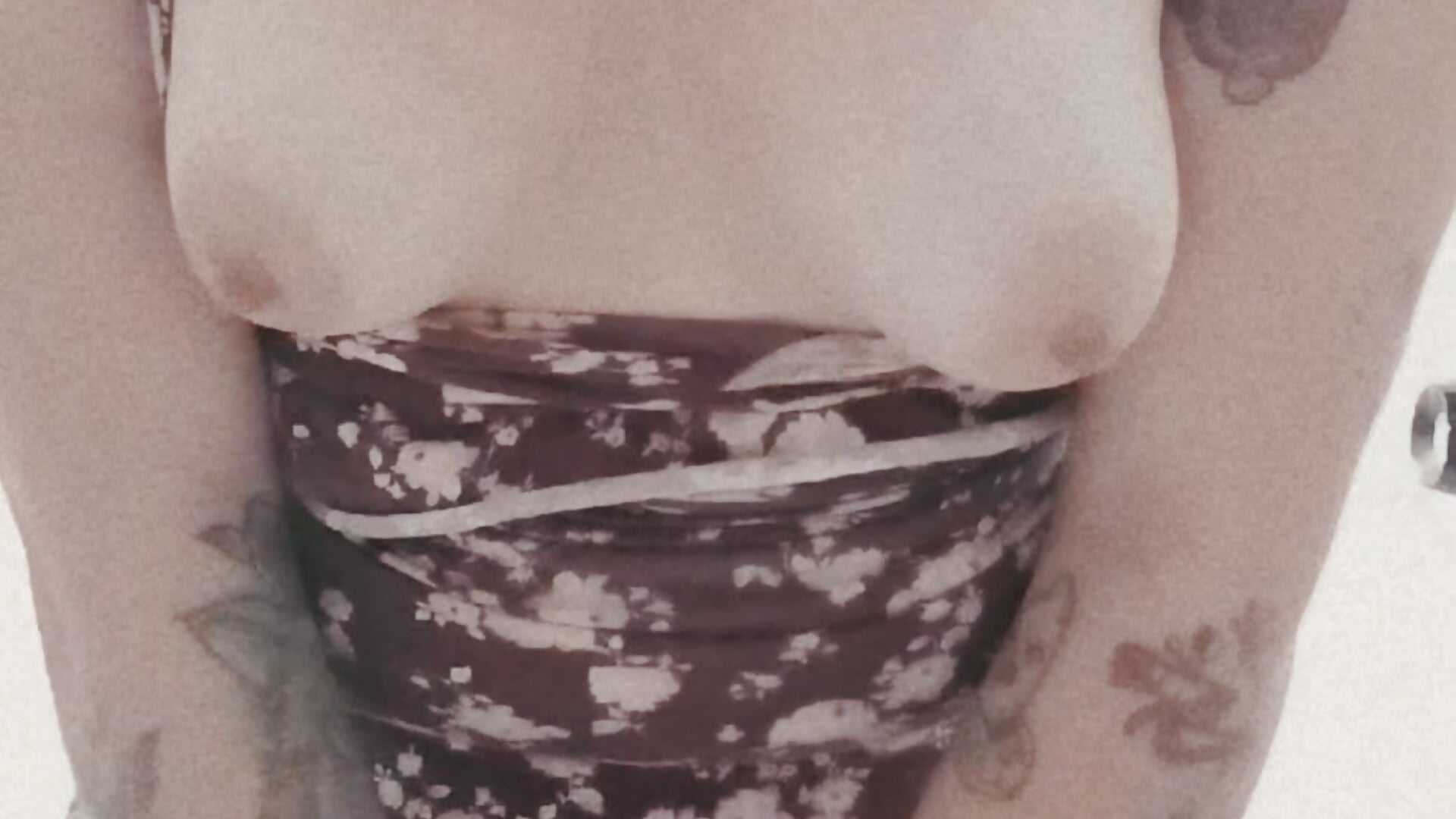 Naughty girl in a public restroom 😈 - NyxAndria_1主播的视频