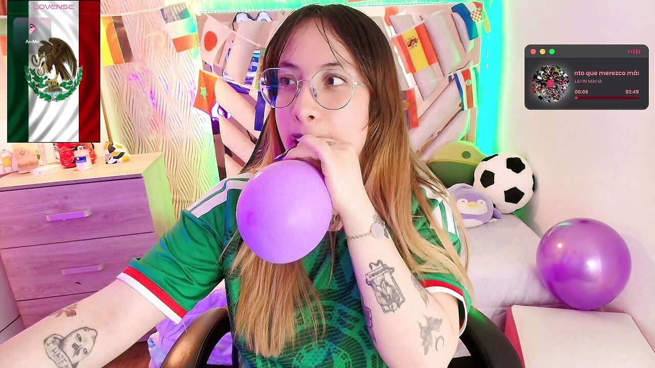 Inflating a cute balloon – video af NyxAndria_1 cam-model