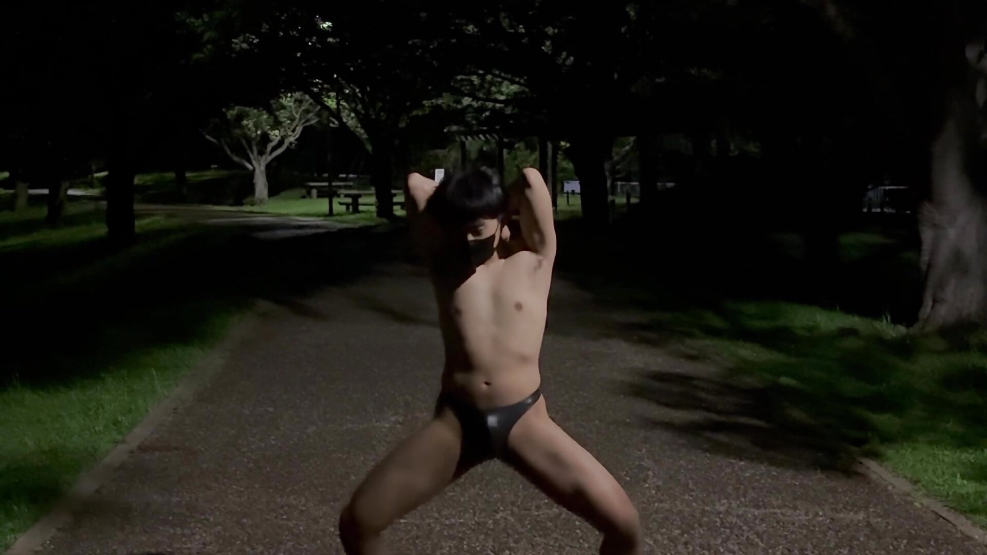 ビキニパンツで公園深夜徘徊 2