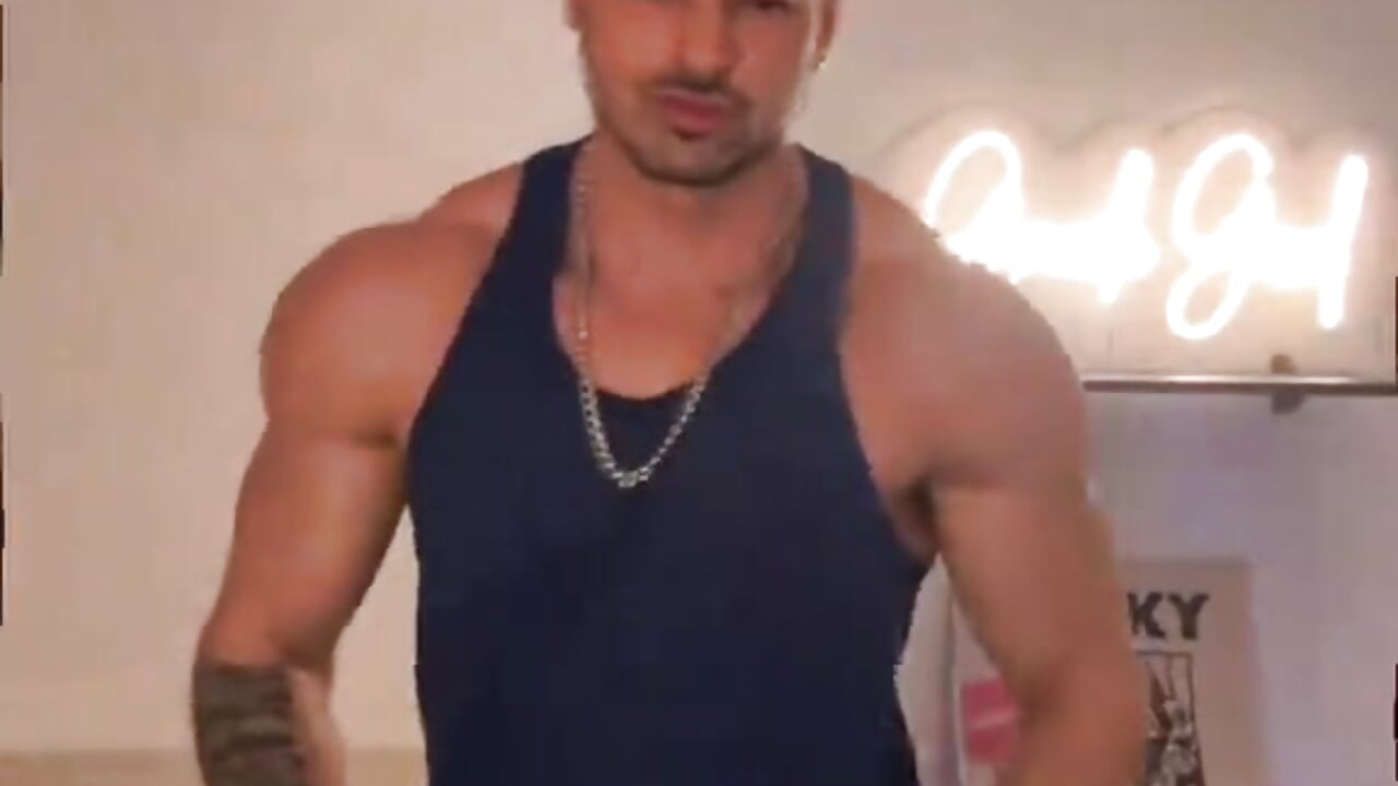 You smiling back 😏? - vídeo de la modelo de cam Lucasfit24