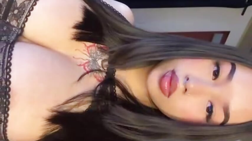 Come closer... 🫦 My toy is waiting. Make me vibrate and let's have fun! - วิดีโอโดย Renaxi_Smith โมเดลแคม