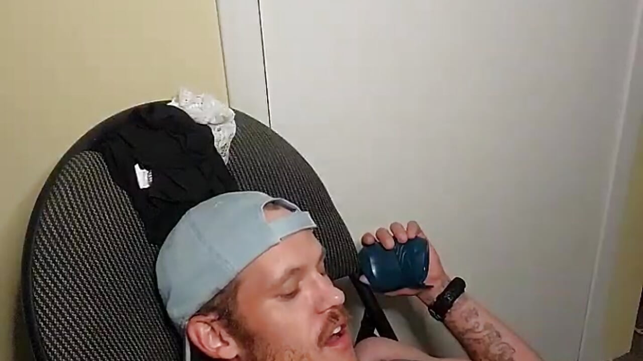 Baby girl squirts all over her Daddys chest 🥵💦 - vidéo du modèle de showcams Soxxxy