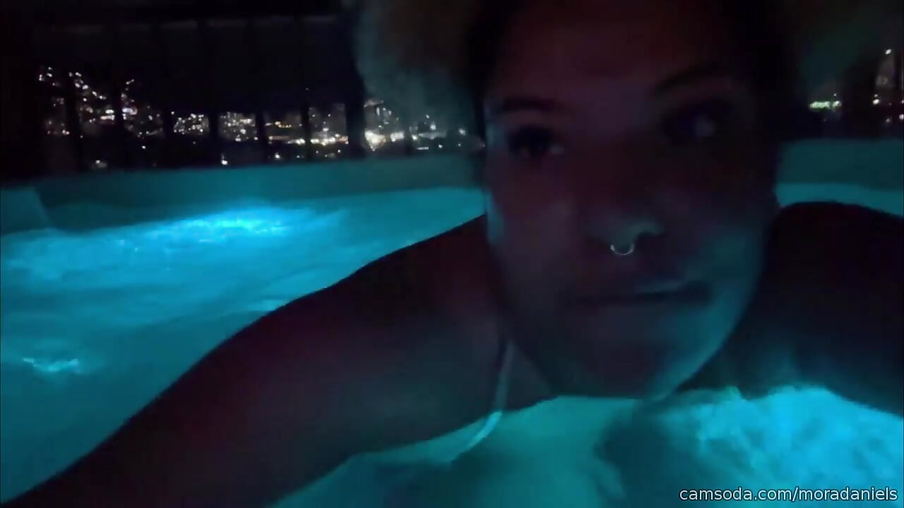 JACUZZY IN MEDELLIN - video meryjennss_ kameramallilta