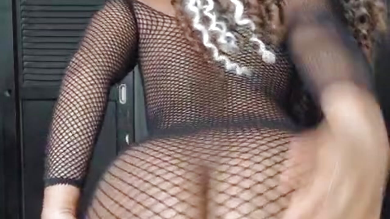 Your girl is here now and she wants to show you how naughty she can be. - Vídeo de avis_lara, modelo de vídeos