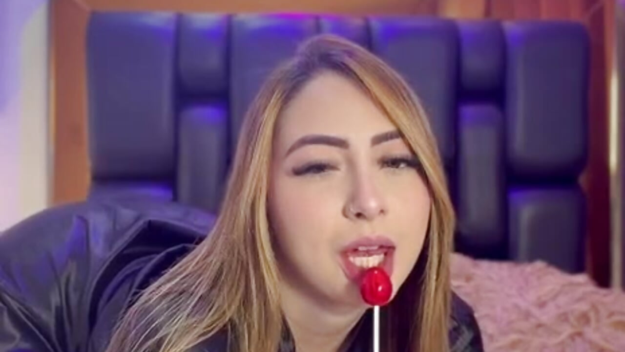 enjoying a delicious lollipop imagining other things 😋😈😈 - βίντεο μοντέλου Katalina_Evans