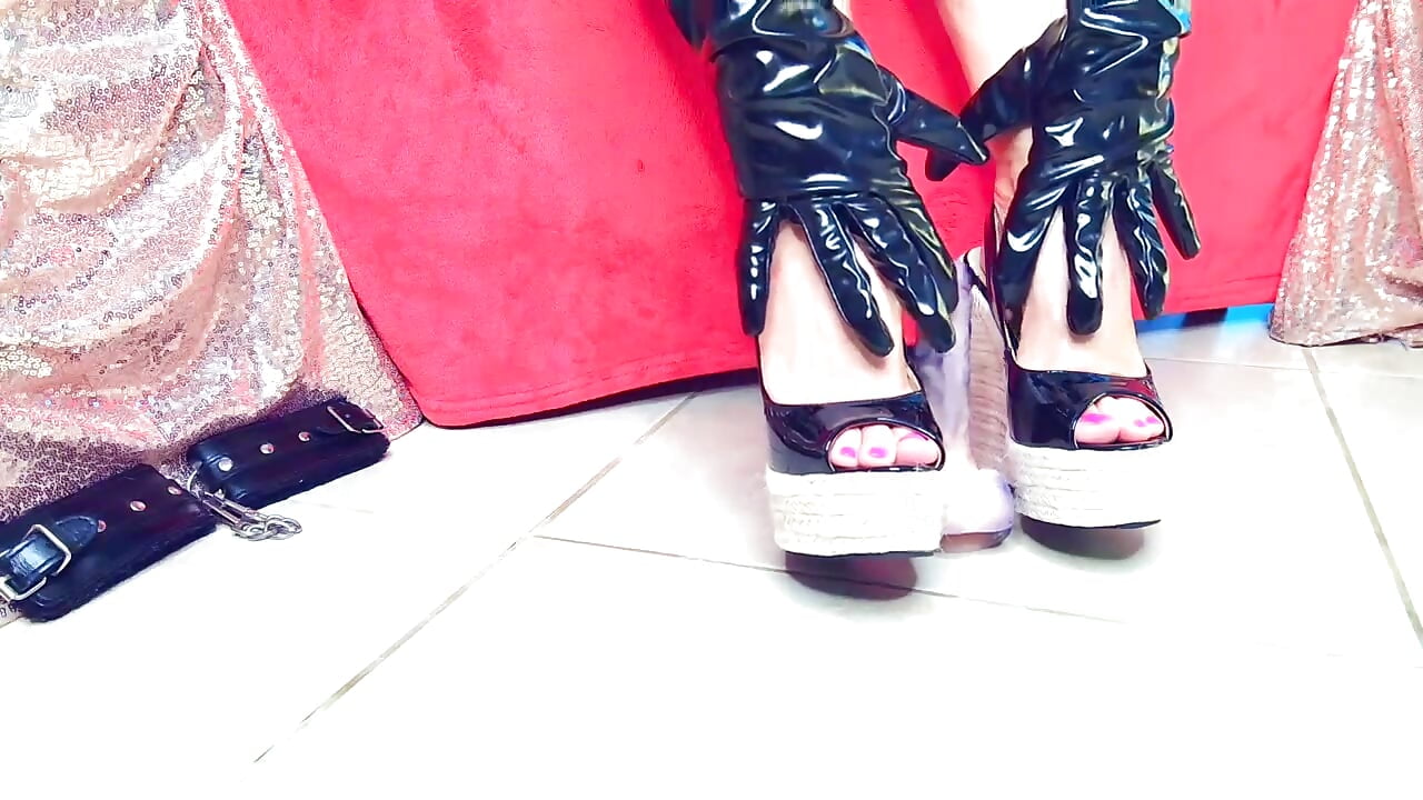 Nackte Füße,Wedges,Wetlook-Handschuhe, Schwanz.🔥 Bare feet,wedges,wetlook gloves, cock. - video by Mijou_Merlin cam model