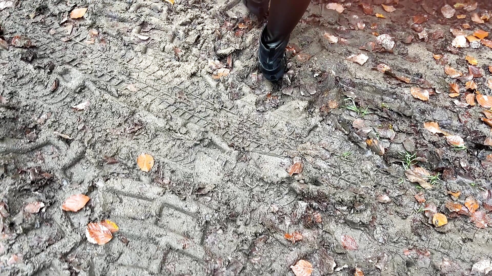 Schau mir dabei zu wie ich die Heels einsaue!🔥 Watch me get my heels dirty! - video di Mijou_Merlin modella di cam
