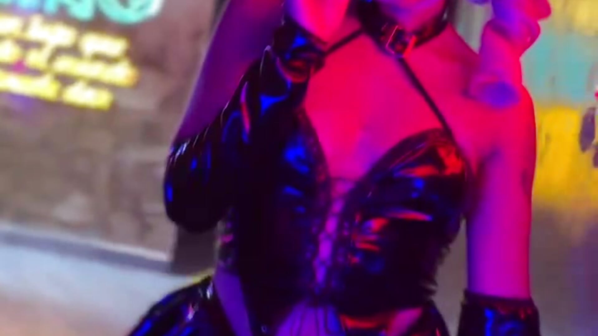 The lights are not the only thing shines tonight ... 🔥 - video di SabrinaSpell_ modella di cam