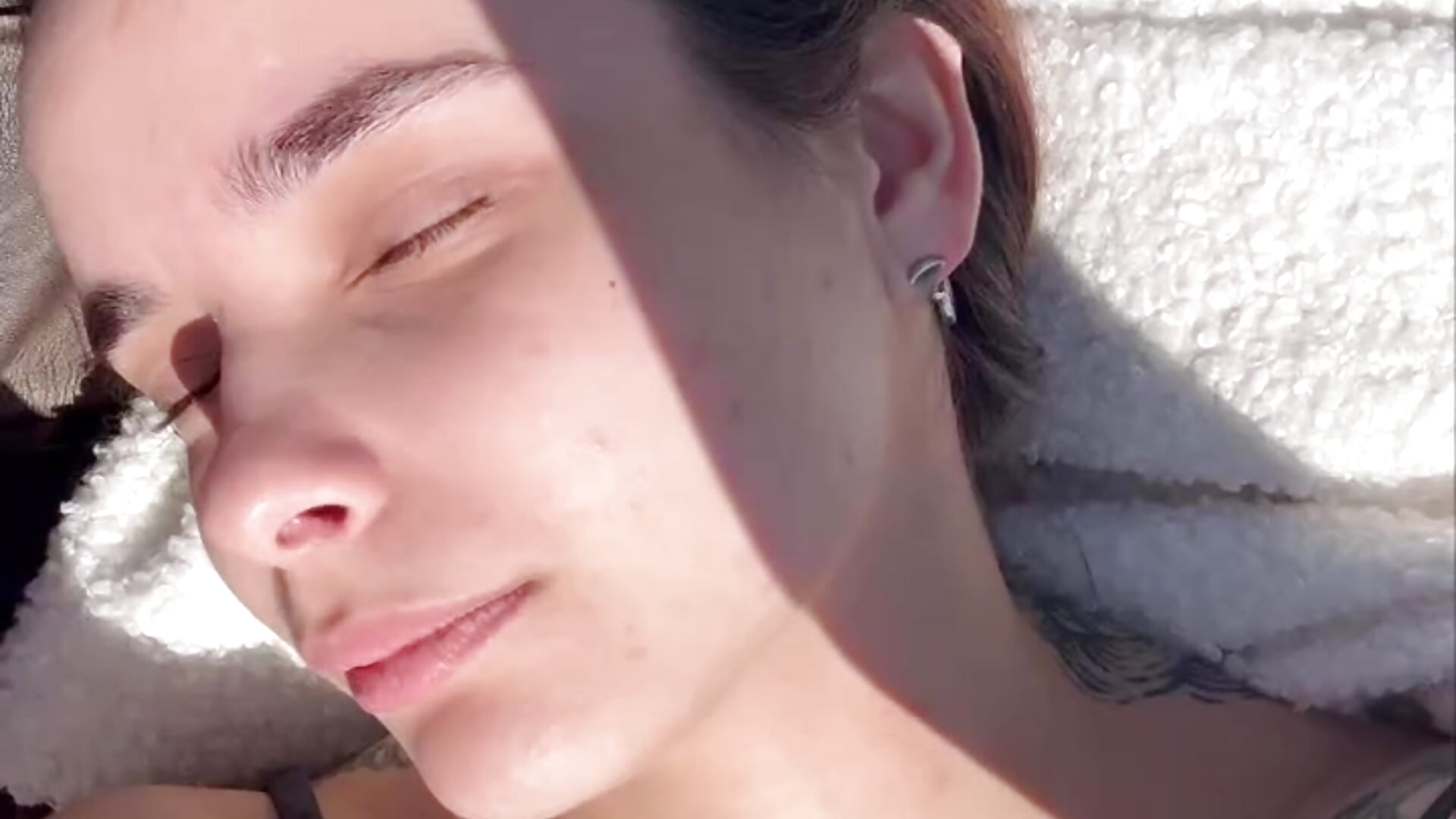 relaxing on the beach 😌 - Bella_Alita主播的视频