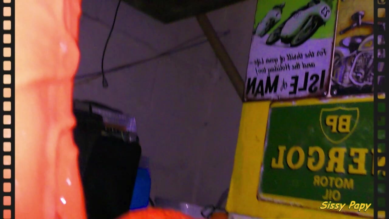 Sissy Papy avec son énorme gode de 3,5 kilos 450 x 110 - video của người mẫu cam sissy_papy