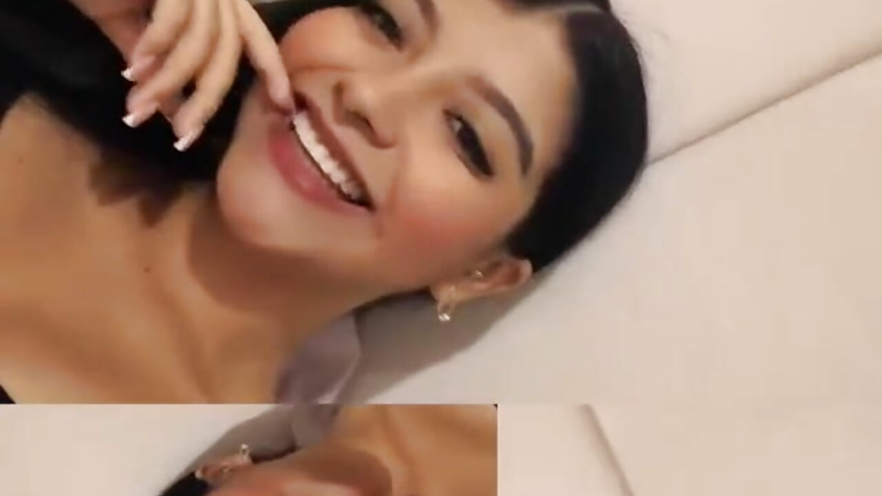 a smile for you 😏– Melanygreys kameramodell videója