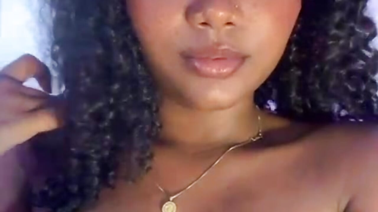 pezones humedos - video by alice_marshal cam model