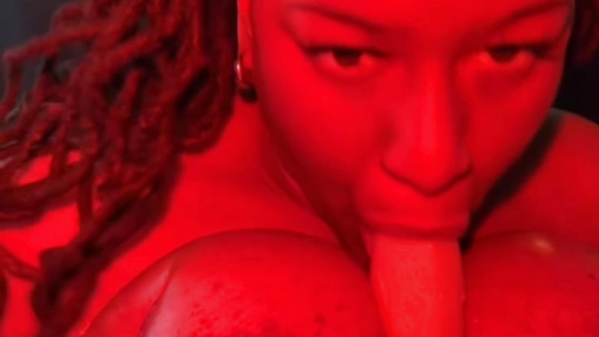 Can I titty fuck you and suck your dick at the same time? 😈🥰－カメラキャストのCoCoGoddess_の動画