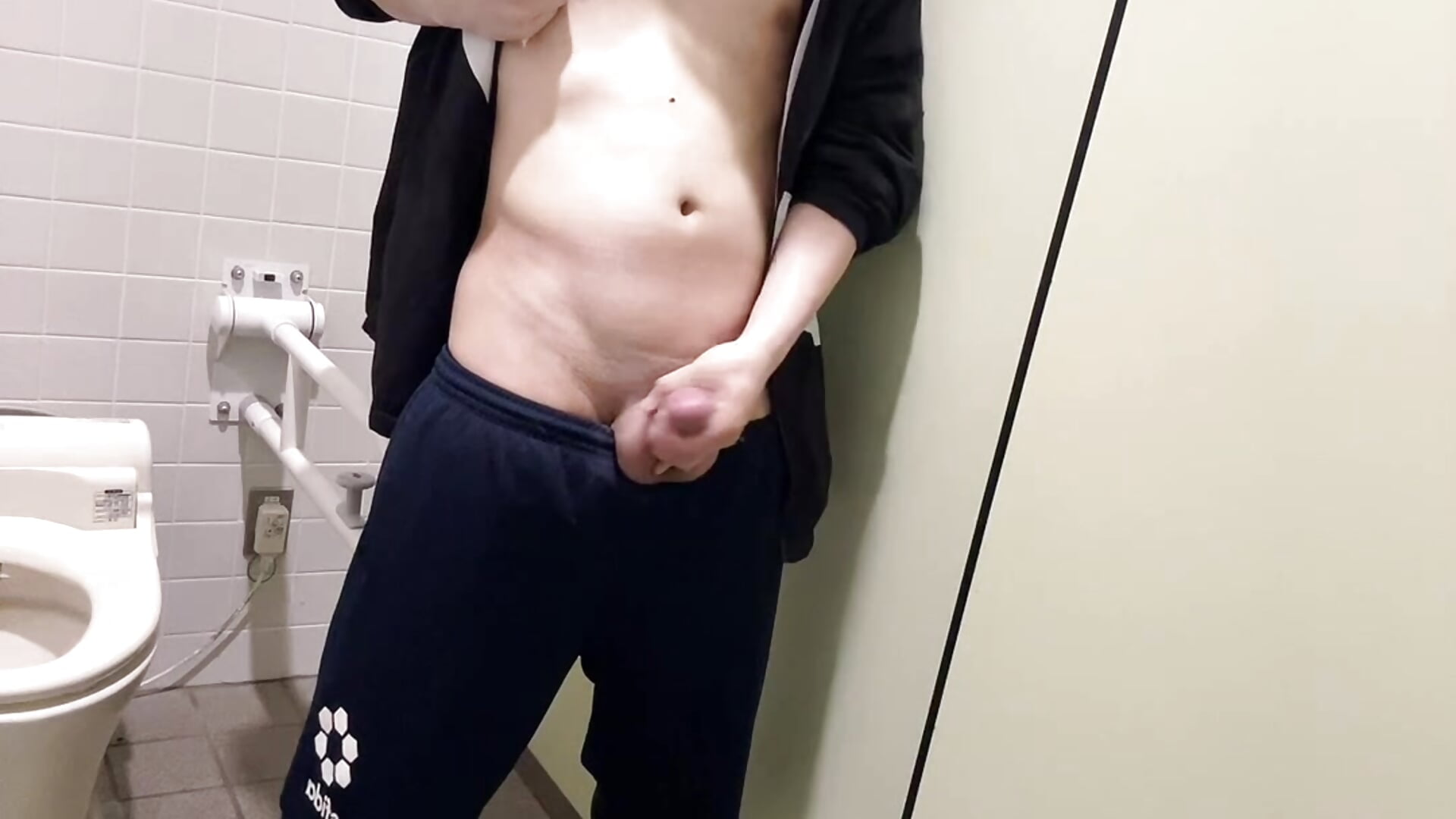 公衆トイレでオナニー(射精あり)