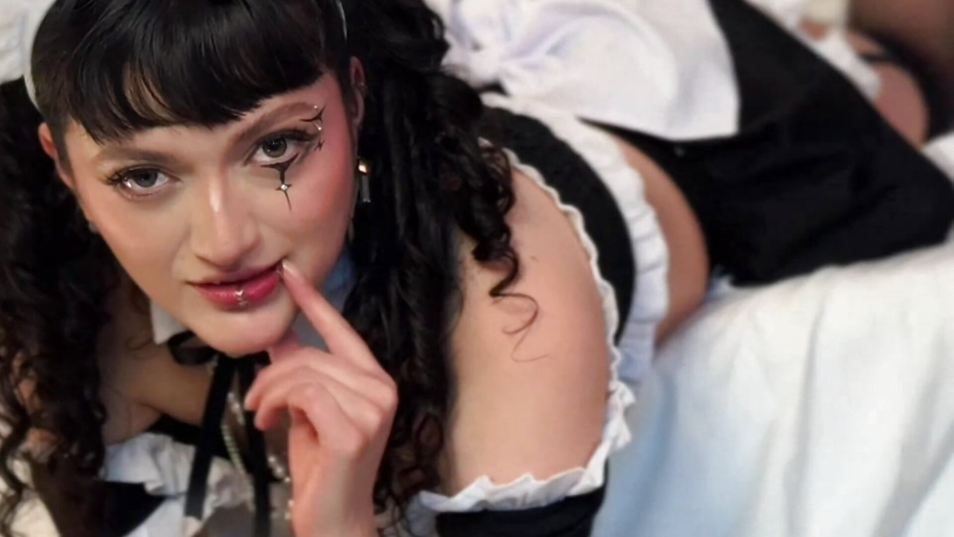 A naughty maid - відео від вебкаммоделі JeanneSabatier