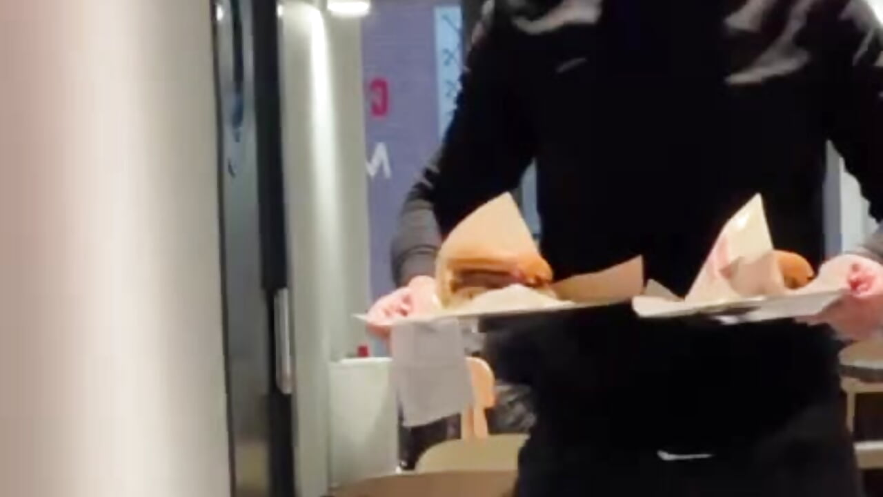 Time to light breakfast 🍔 - vidéo du modèle de showcams AssHunter4k