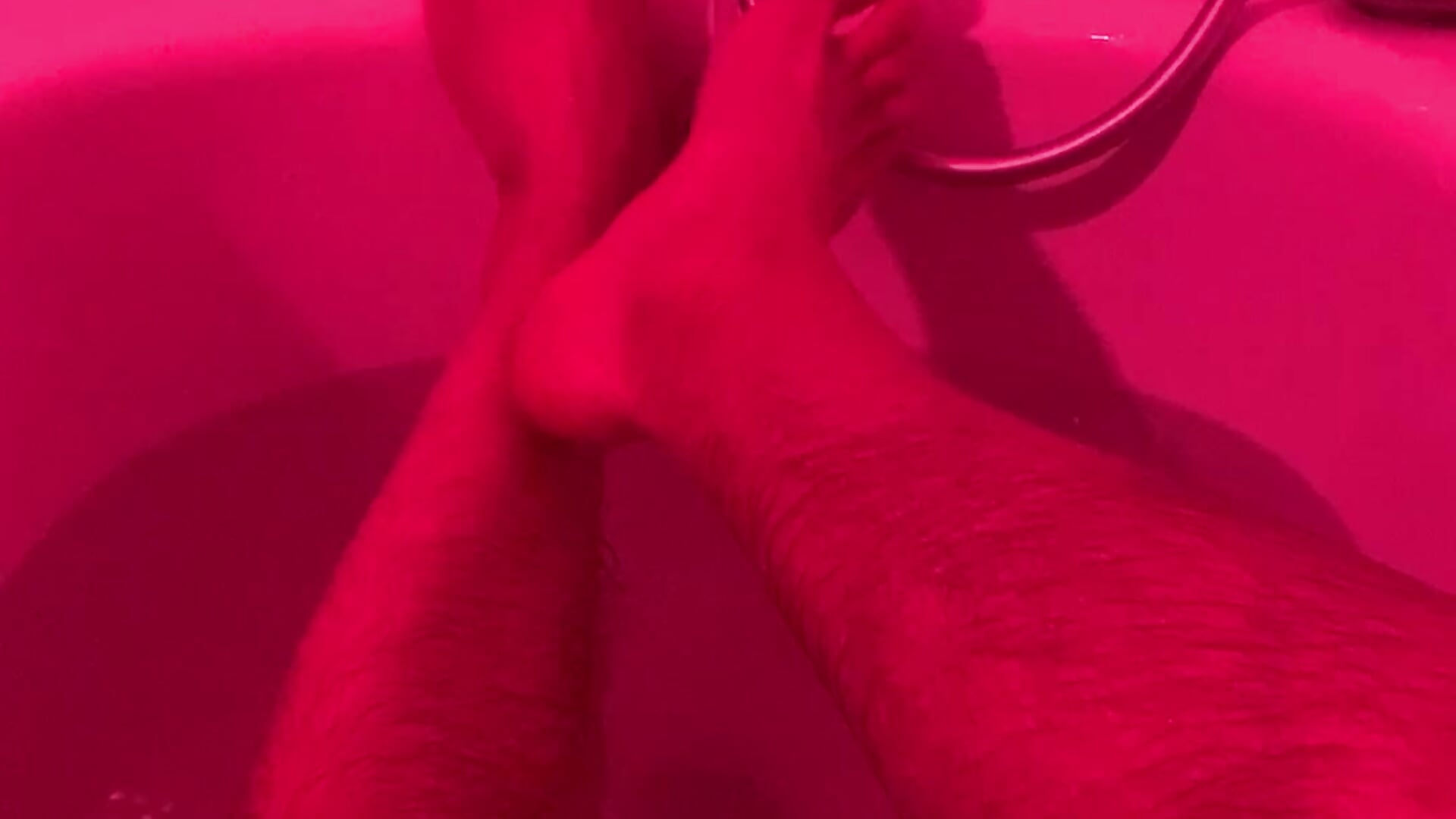 The feet in the bathroom 🛁