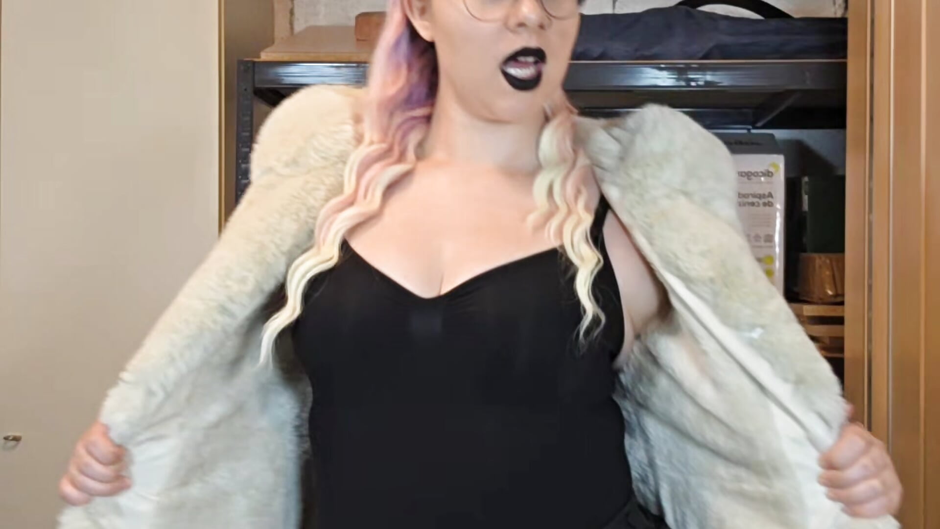 Glaubst du, meine tschechischen Gene sind für meine freche Seite verantwortlich? 😈 - clip cu versautemeli model videochat