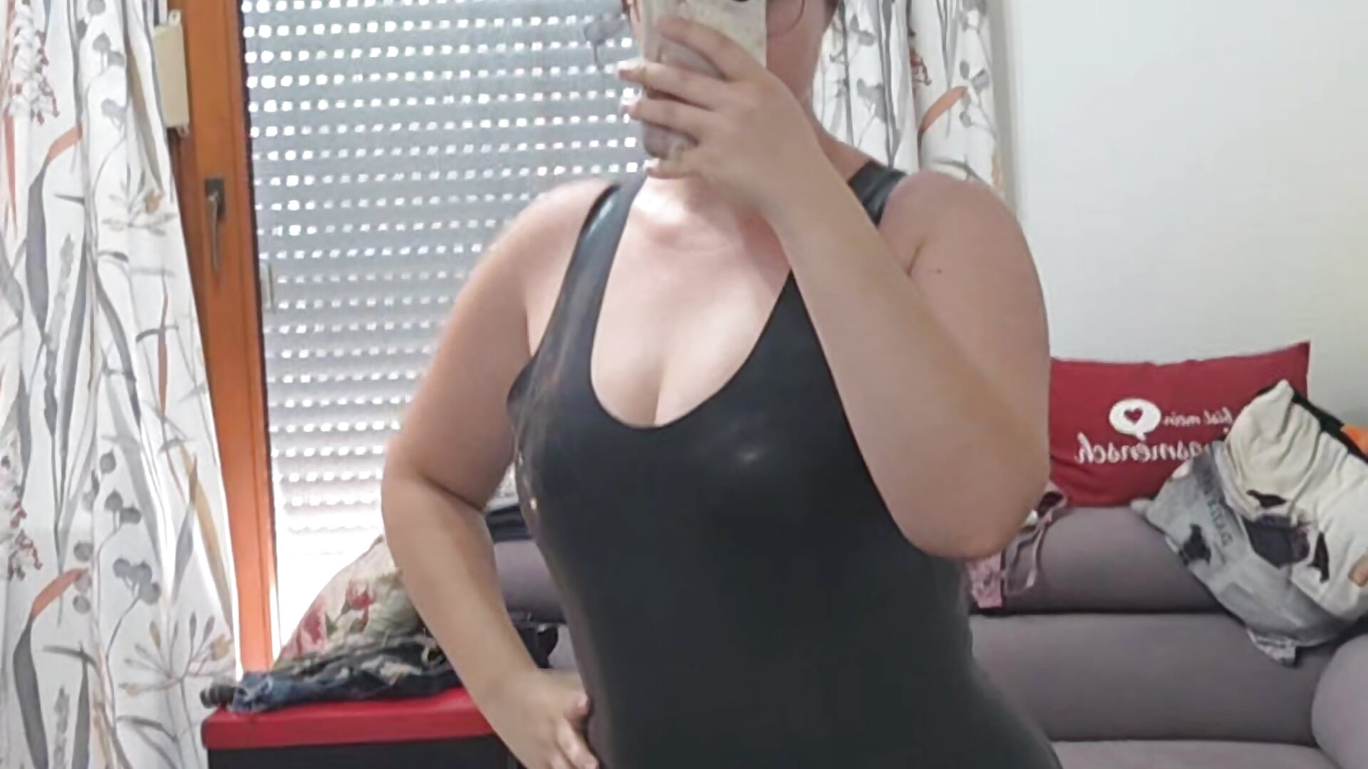 Und jetzt nochmal vor dem Spiegel mit dem Latexkleid🤭🥵😮‍💨 - clip cu versautemeli model videochat