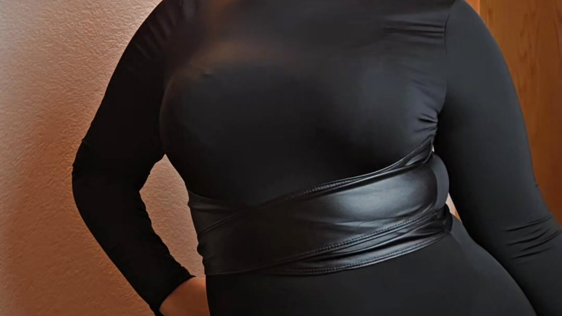 Ich weiß du bist zwar kein Postbote... aber du kannst mir ja trotzdem was in den Schlitz stecken😏 - video av versautemeli cam model