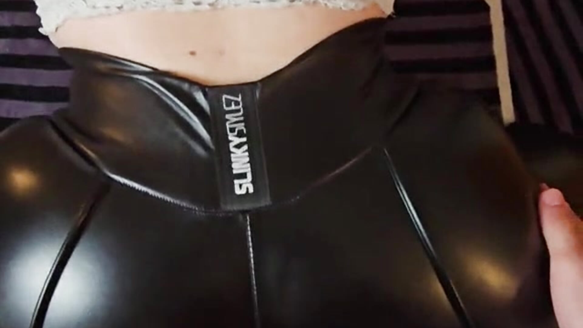 Drehpartner wixxt wegen mir und spritzt auf meine Lederleggings😈💦🥵