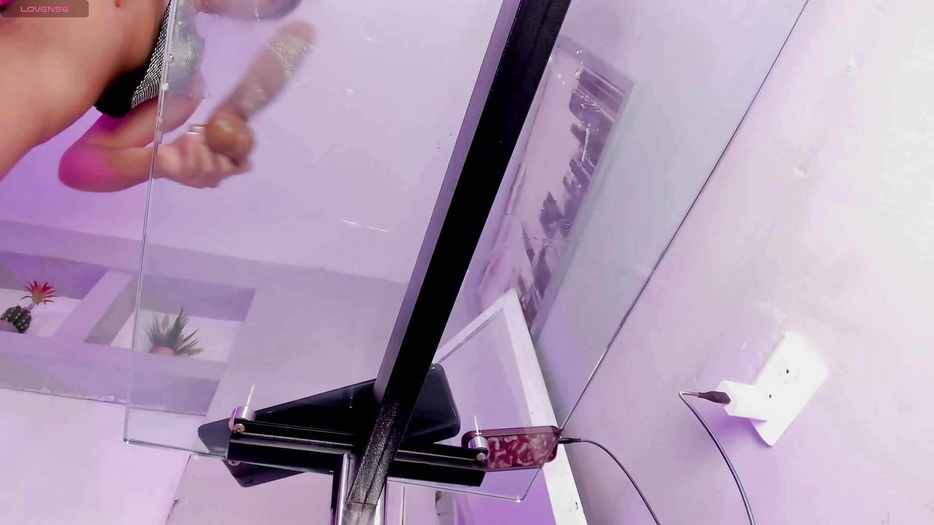 Savoring my fluids – video od webkamerové modelky hannah_howeell__