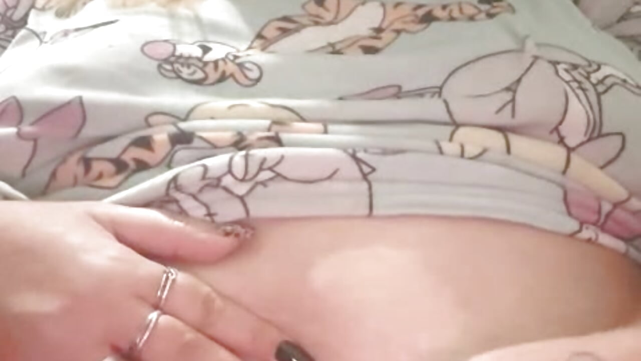 Jugandó con mi tripa - video van diosacurvy1984 cam-model