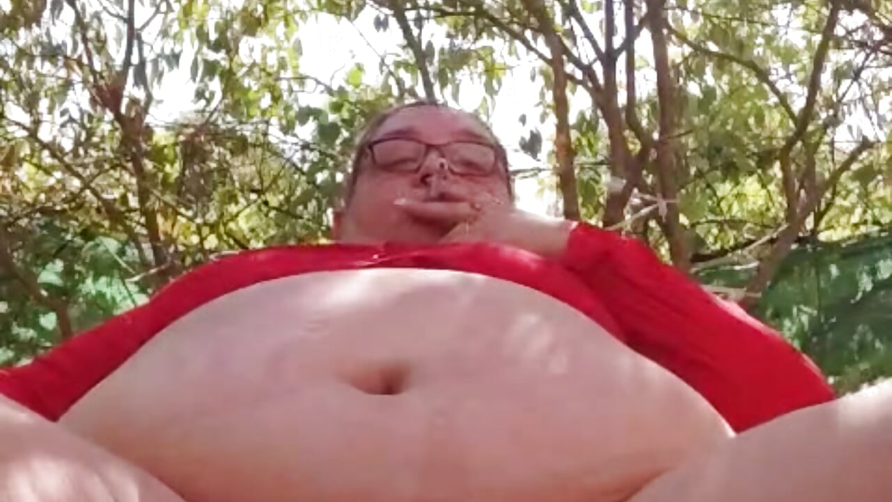 Meada en el jardín y fumando - video van diosacurvy1984 cam-model