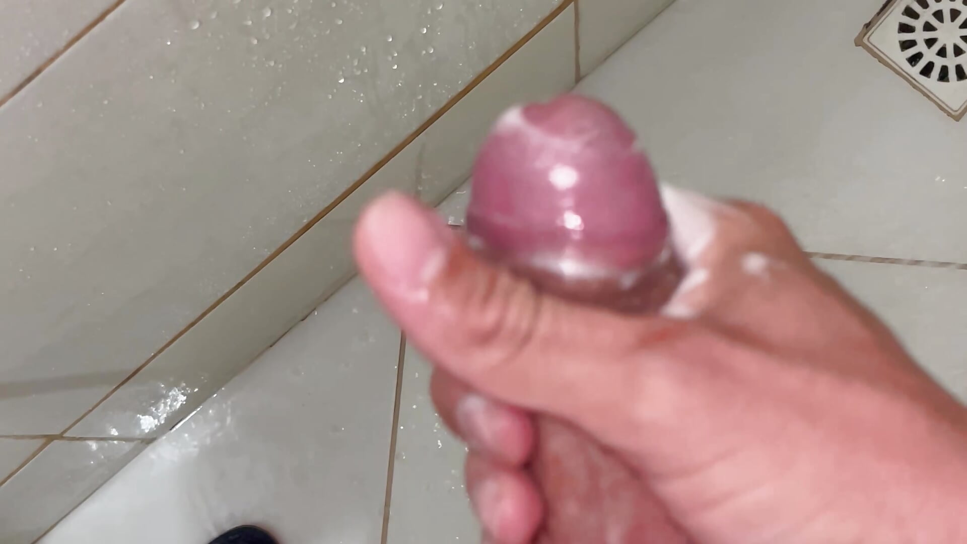 Gozada no chuveiro 🤤🔥 - video by Francisco-16 cam model