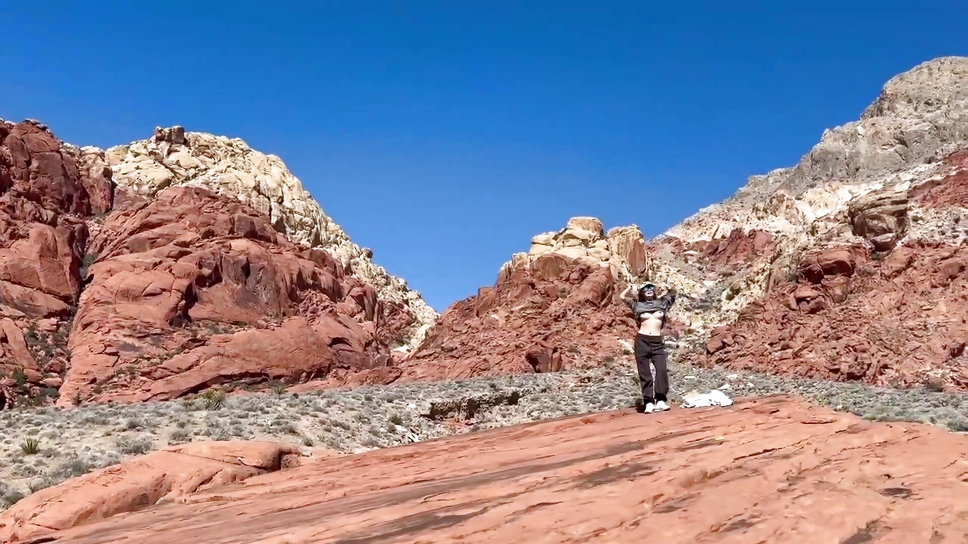 在亚利桑那红岩徒步露出留下痕迹 Flashing While Hiking Arizona Red Rocks: Leaving Traces – video af ha888we cam-model