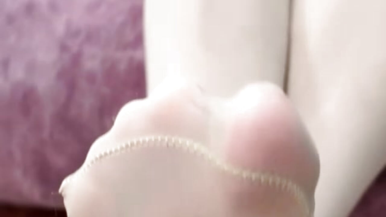 The queen of feet, do you like them? Come see them in pantyhose, what a delight – video modela na kameri SammyLauren