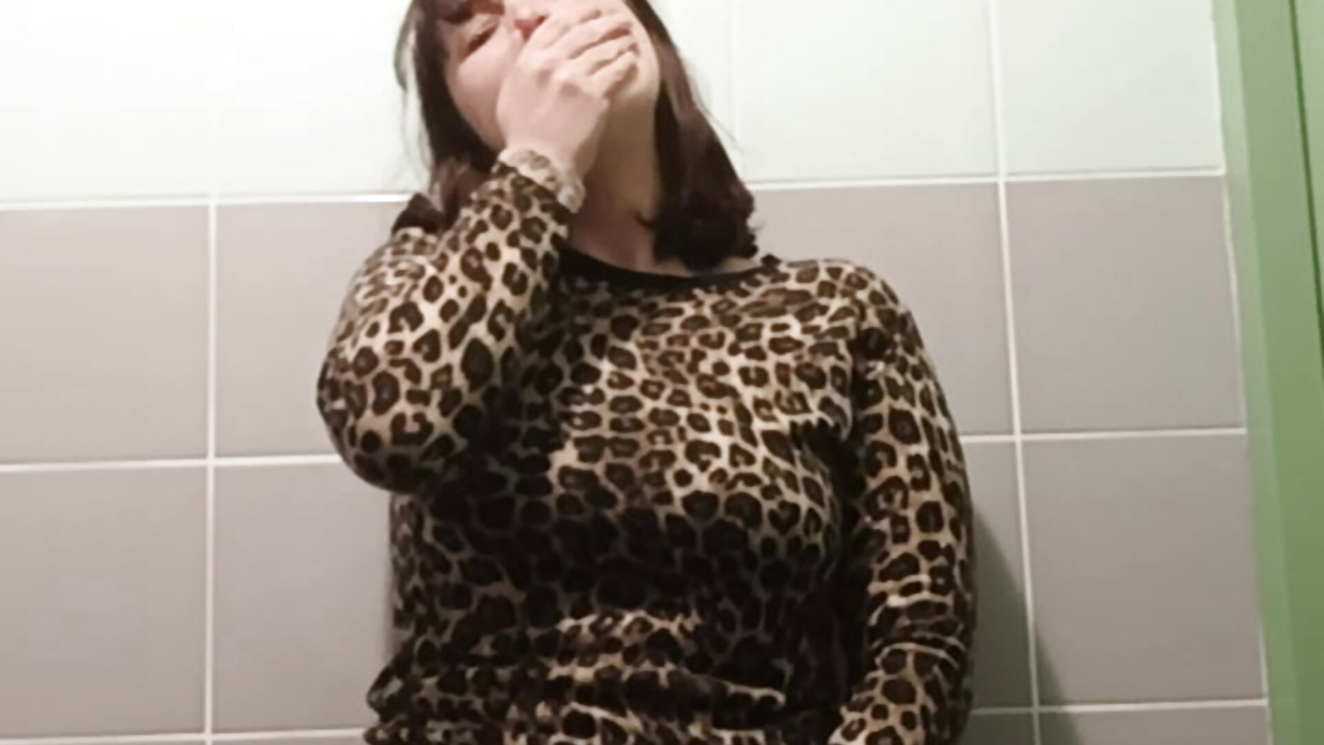 🤫 Toilettes publics 🚽 - video by AdorahB3ll3 cam model