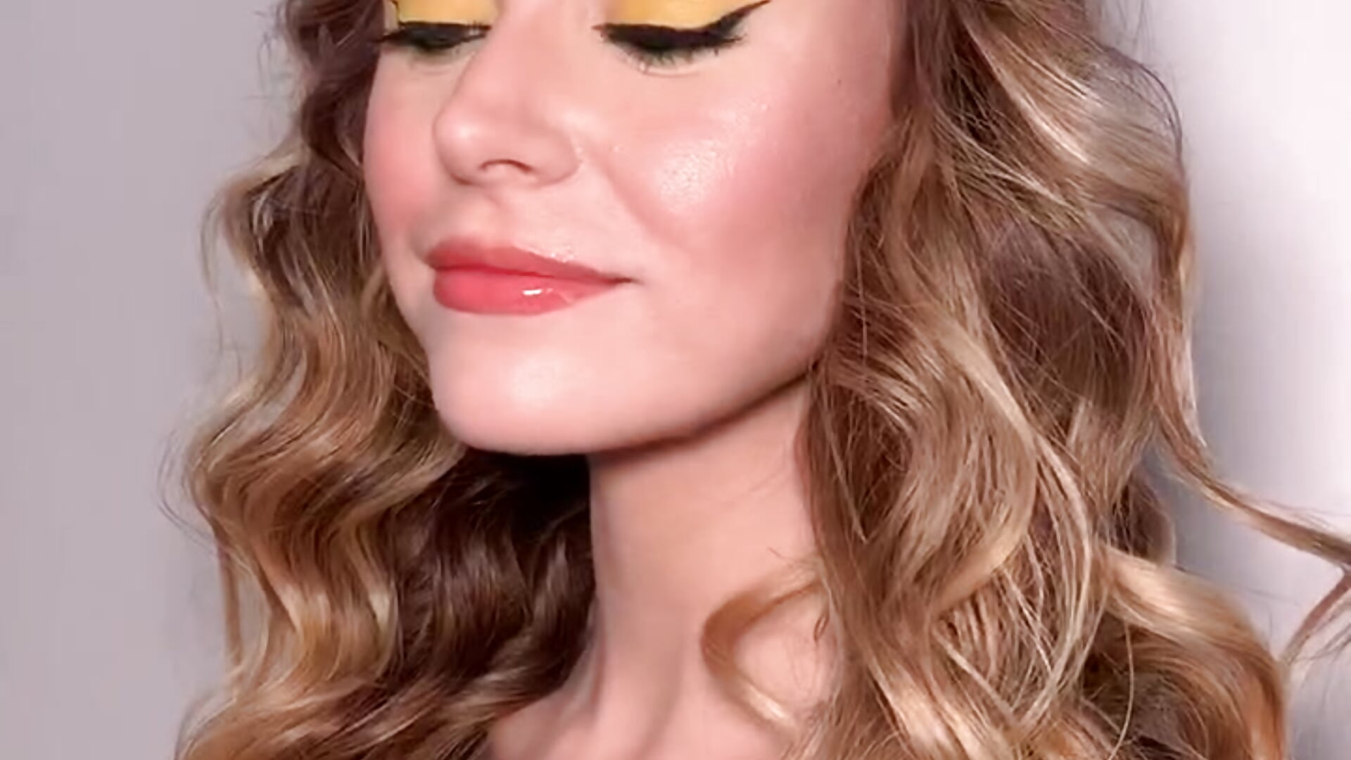 Air kiss - video by White_mistress cam model