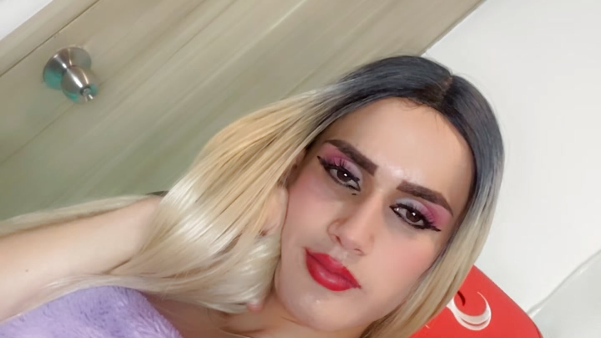 Sexy kiss - video by Sexy_valgirl cam model