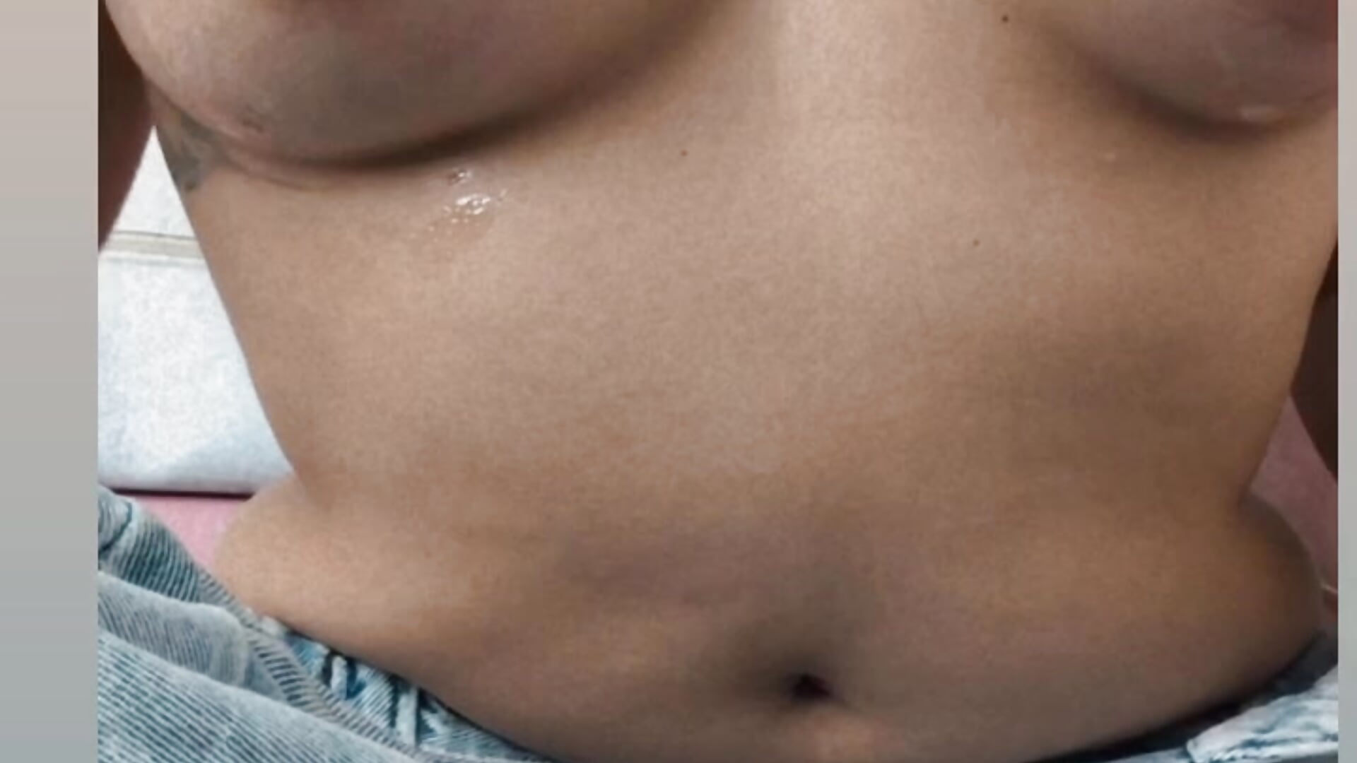 Sexys boobs with oil – video af Kendall__Fox cam-model