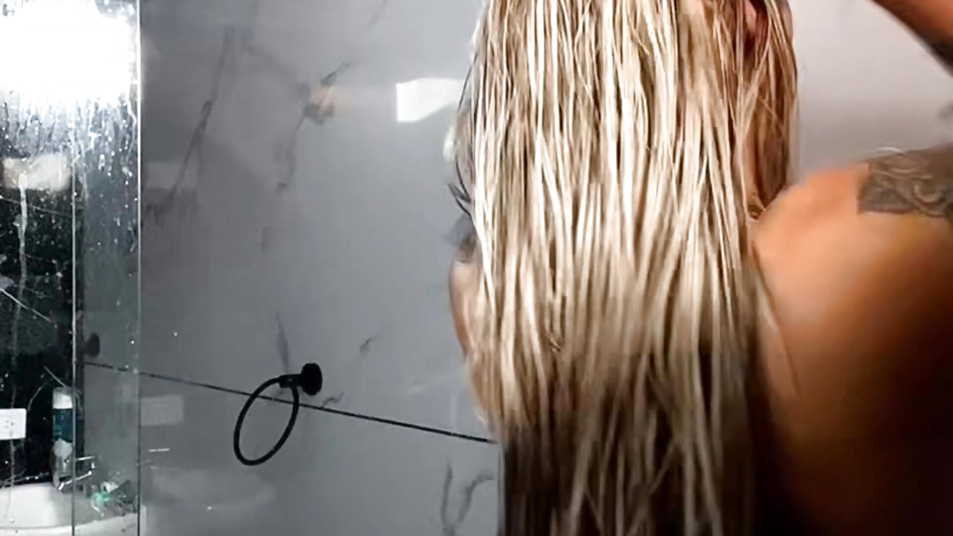Shower horny big cock and booty – видео вебкам-модели REBECA_VALENTINE