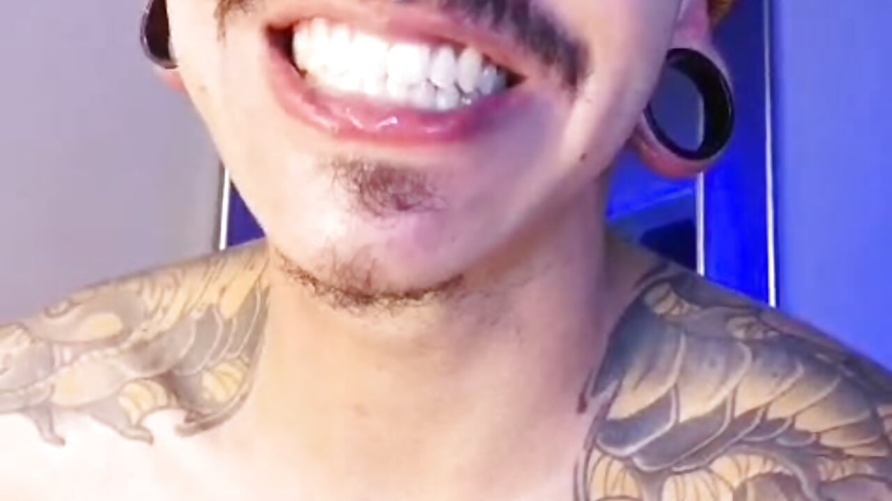 spit me ! - vidéo du modèle de showcams kaletattoo