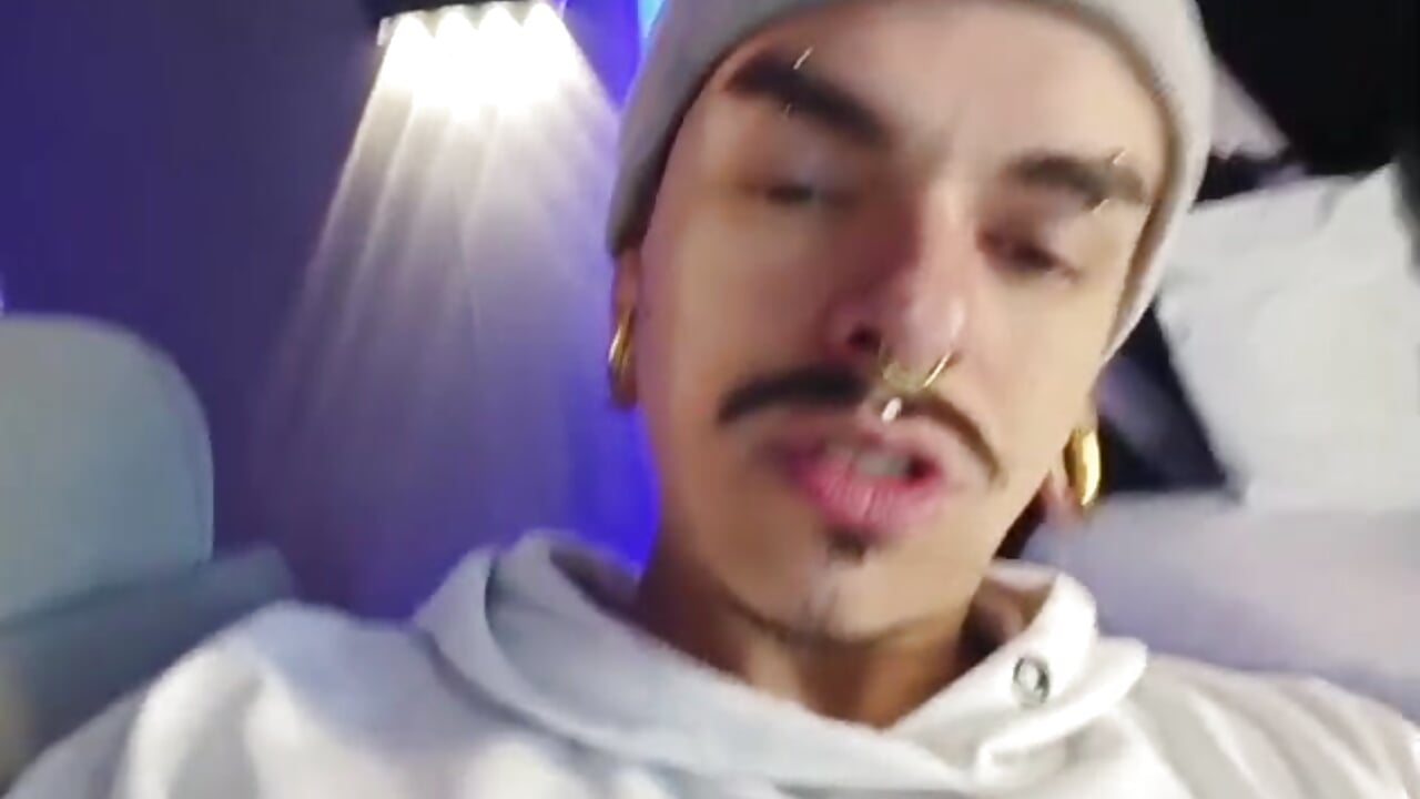 Between denim and ink... do you dare to discover the rest of the story? - vidéo du modèle de showcams kaletattoo