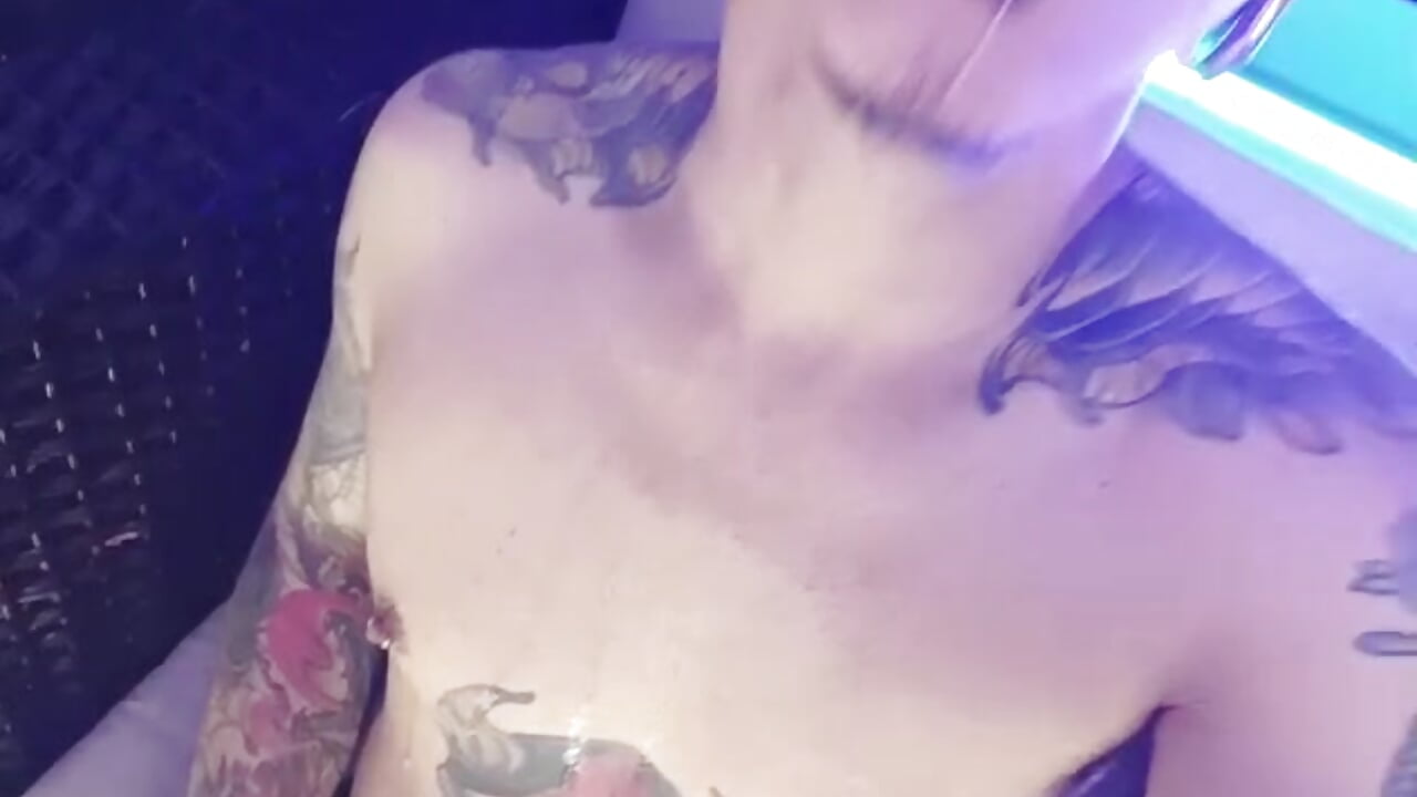 I spilled some visual pleasure, should I clean it up or let you see it? 👅 - vidéo du modèle de showcams kaletattoo